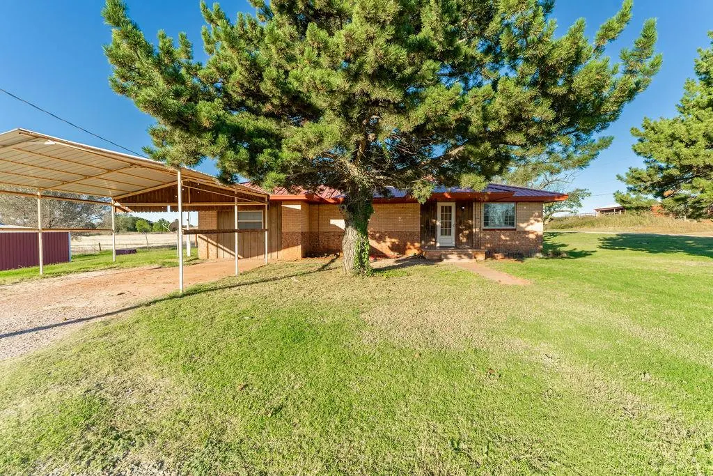 Photo 2 — 409 W 5th Street, Foss, OK 73647