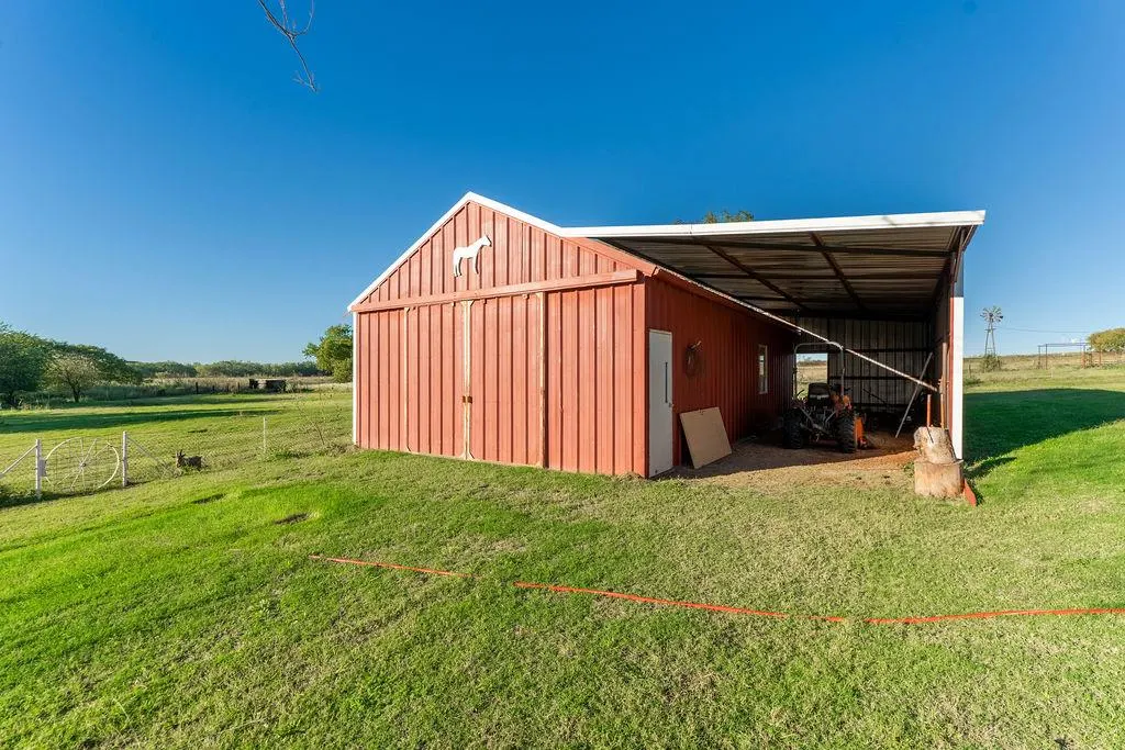Photo 21 — 409 W 5th Street, Foss, OK 73647