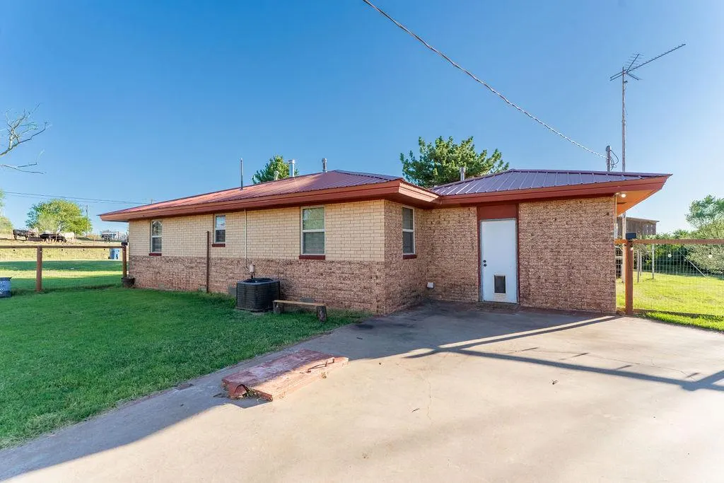 Photo 27 — 409 W 5th Street, Foss, OK 73647