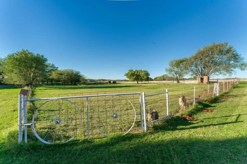 Photo 31 — 409 W 5th Street, Foss, OK 73647