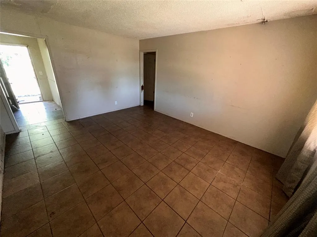 Photo 4 — 813 Rolling Meadows Boulevard, Oklahoma City, OK 73110