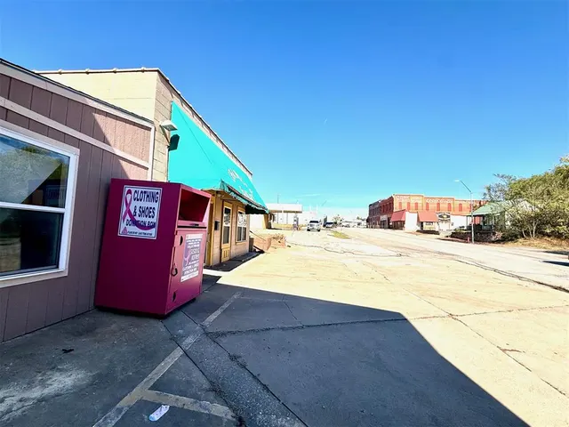 Photo 2 — 1301 Manvel Avenue, Chandler, OK 74834