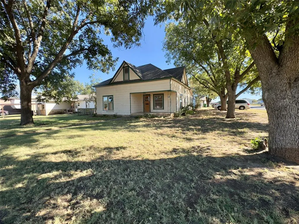 Front exterior — 1002 N Pennsylvania Avenue, Mangum, OK 73554