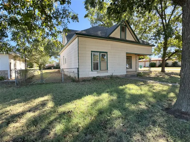 Photo 2 — 1002 N Pennsylvania Avenue, Mangum, OK 73554