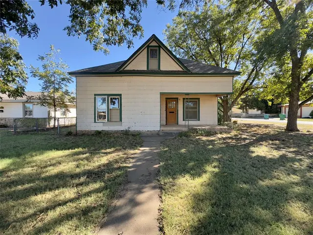 Photo 3 — 1002 N Pennsylvania Avenue, Mangum, OK 73554