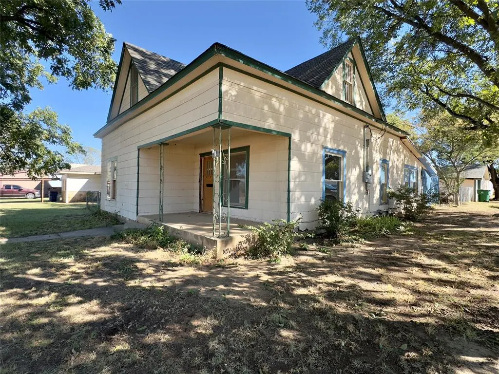 Photo 4 — 1002 N Pennsylvania Avenue, Mangum, OK 73554