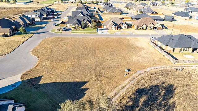 Photo 4 — 2000 Clubhouse Drive, Weatherford, OK 73096