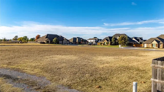 Photo 7 — 2000 Clubhouse Drive, Weatherford, OK 73096