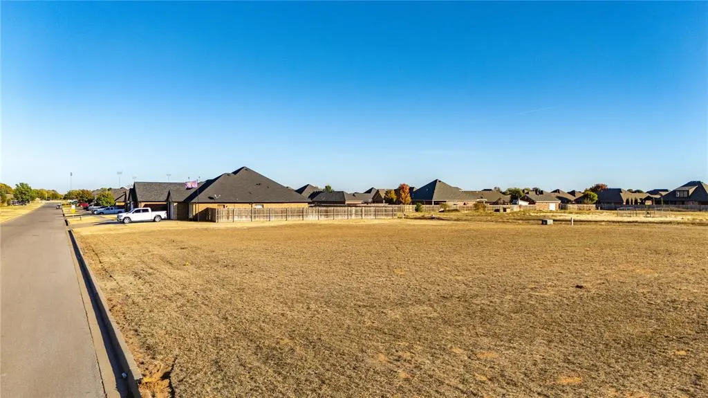 Photo 9 — 2000 Clubhouse Drive, Weatherford, OK 73096