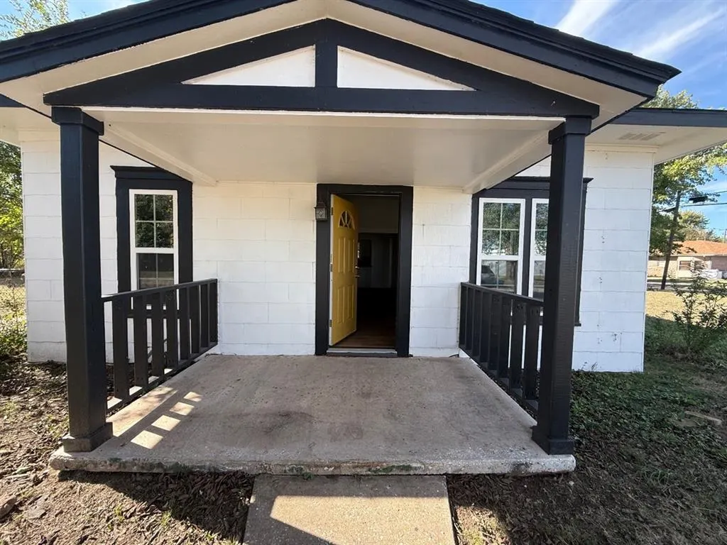 Front exterior — 105 S Magnolia Street, Crescent, OK 73028