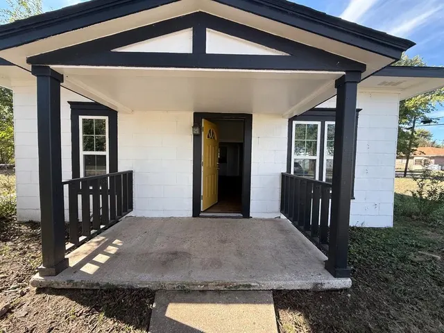 Front exterior — 105 S Magnolia Street, Crescent, OK 73028