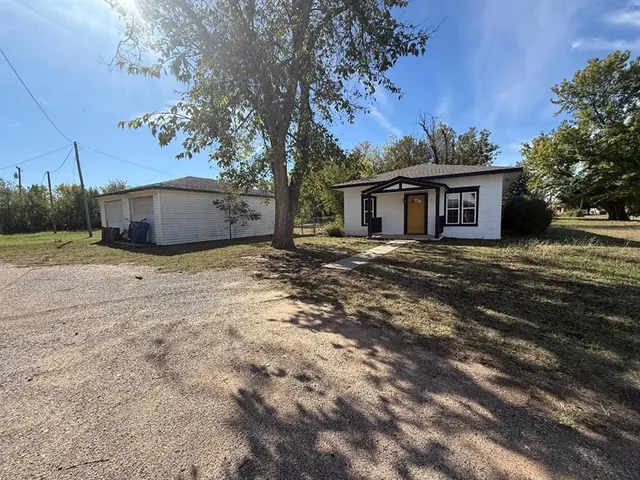 Photo 2 — 105 S Magnolia Street, Crescent, OK 73028
