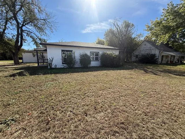 Photo 3 — 105 S Magnolia Street, Crescent, OK 73028