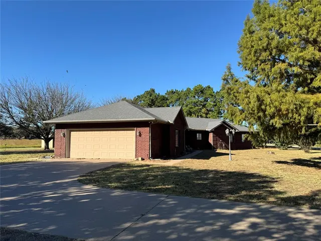 Photo 2 — 131 W Cool Springs Road, Rush Springs, OK 73082