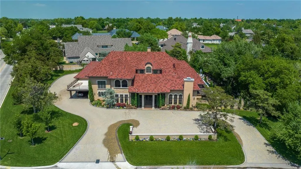 Photo 3 — 1611 Guilford Lane, Nichols Hills, OK 73120