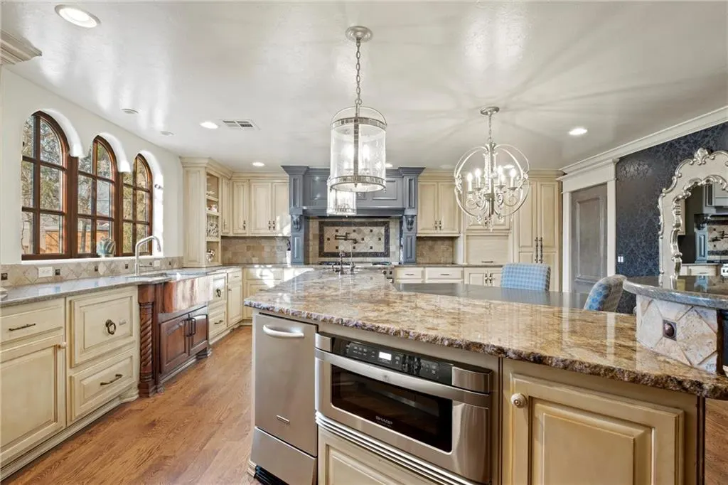 Photo 10 — 1611 Guilford Lane, Nichols Hills, OK 73120