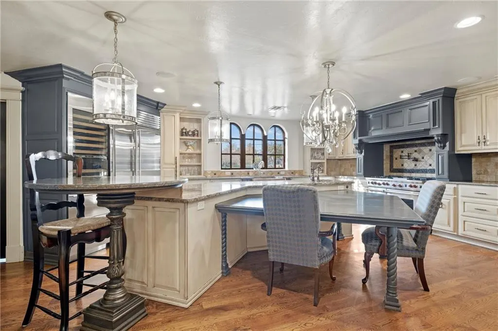 Photo 11 — 1611 Guilford Lane, Nichols Hills, OK 73120