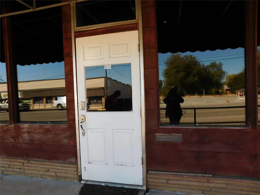Photo 2 — 1981 Church Avenue, Harrah, OK 73045