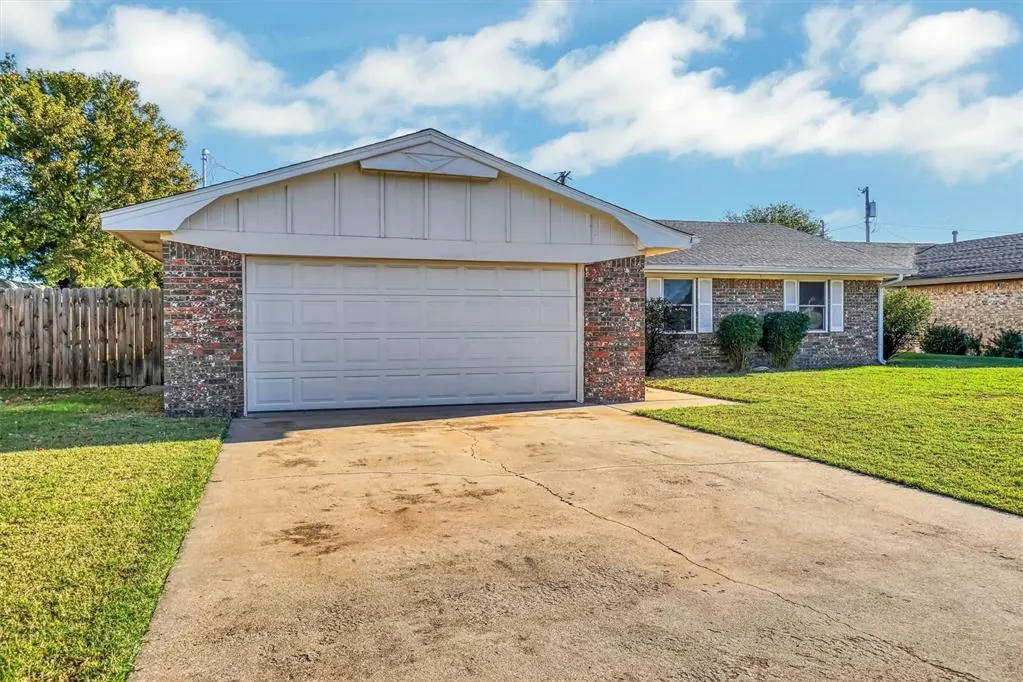 Photo 2 — 2308 N Flamingo Lane, Altus, OK 73521