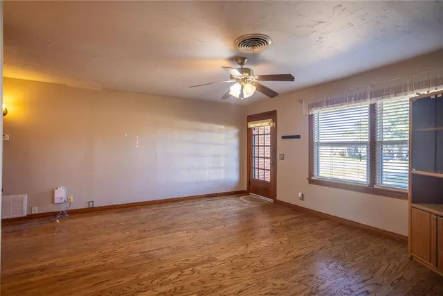 Photo 5 — 302 E Tom Stafford Street, Weatherford, OK 73096