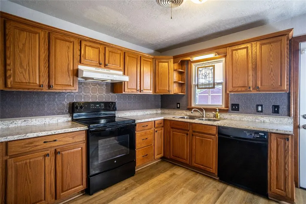 Photo 6 — 302 E Tom Stafford Street, Weatherford, OK 73096