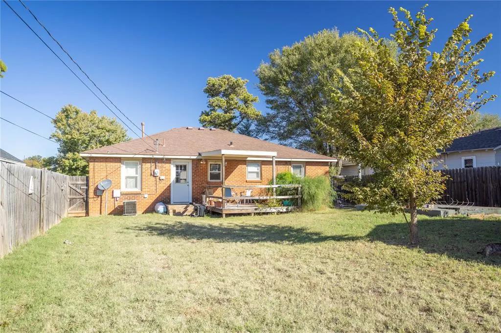 Photo 12 — 302 E Tom Stafford Street, Weatherford, OK 73096