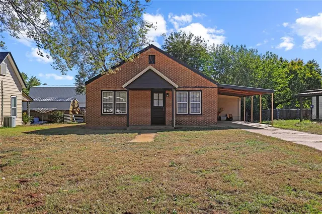 Front exterior — 514 W Tom Stafford Street, Weatherford, OK 73096