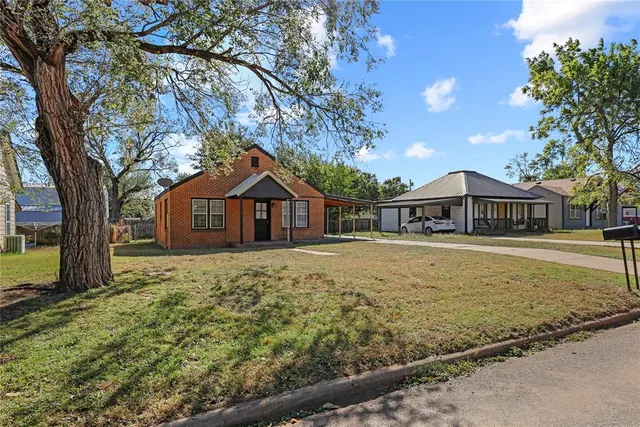 Photo 2 — 514 W Tom Stafford Street, Weatherford, OK 73096