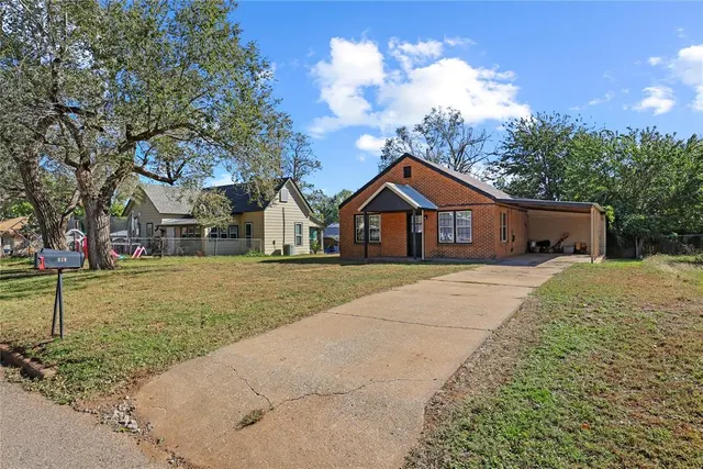 Photo 3 — 514 W Tom Stafford Street, Weatherford, OK 73096