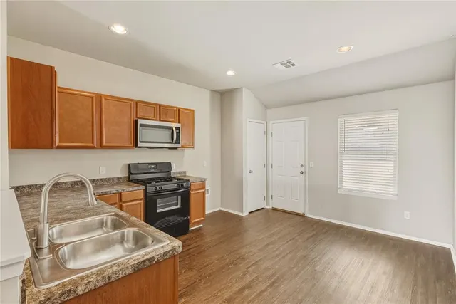 Photo 5 — 7517 Lipizzan Road, Oklahoma City, OK 73132