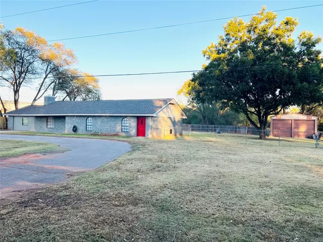 Photo 2 — 208 S 3rd Street, Sayre, OK 73662