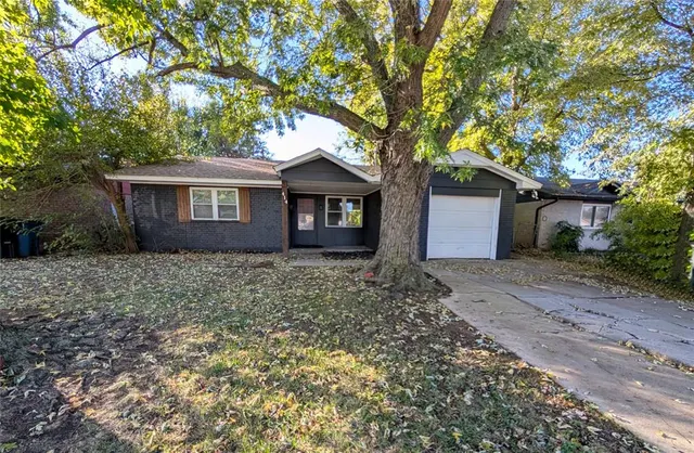 Front exterior — 414 Sunnyside Place, Edmond, OK 73003