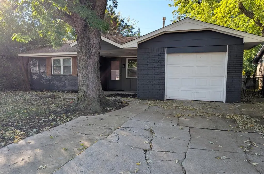Photo 2 — 414 Sunnyside Place, Edmond, OK 73003