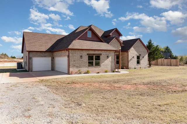 Photo 2 — 8335 Elk Valley, Guthrie, OK 73044