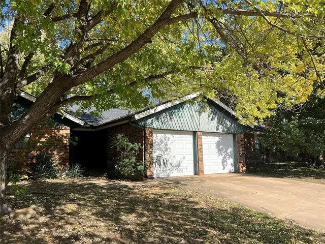 Photo 2 — 325 Cherryvale Road, Edmond, OK 73003