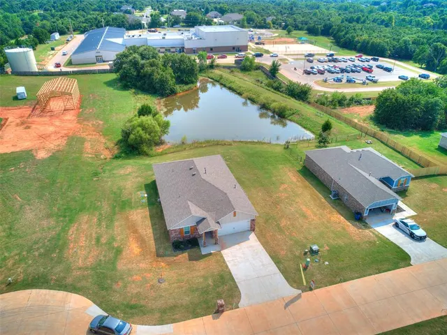 Photo 2 — 4833 Firewood Circle, Guthrie, OK 73044