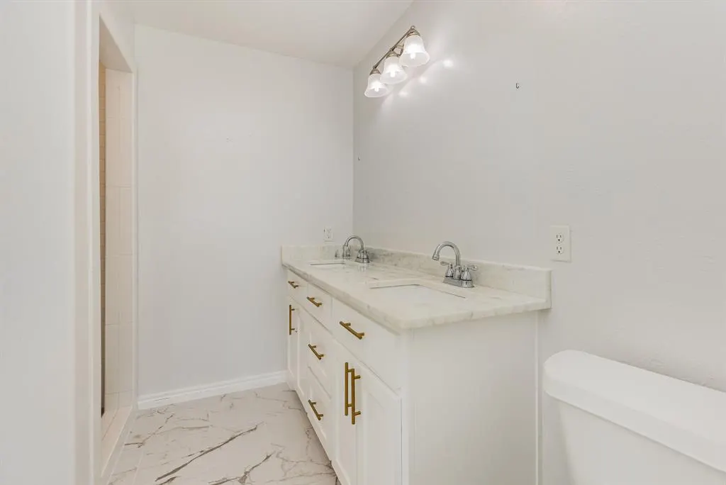 Photo 13 — 6906 NW 43rd Street, Bethany, OK 73008