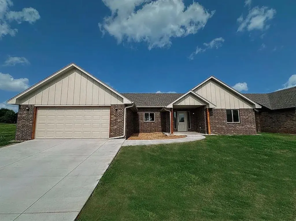 Front exterior — 210 S Noble Avenue, Hinton, OK 73047