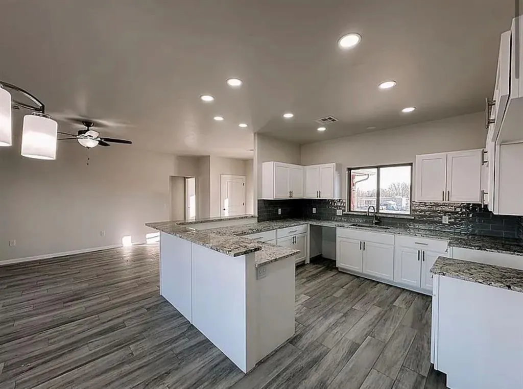 Photo 3 — 210 S Noble Avenue, Hinton, OK 73047