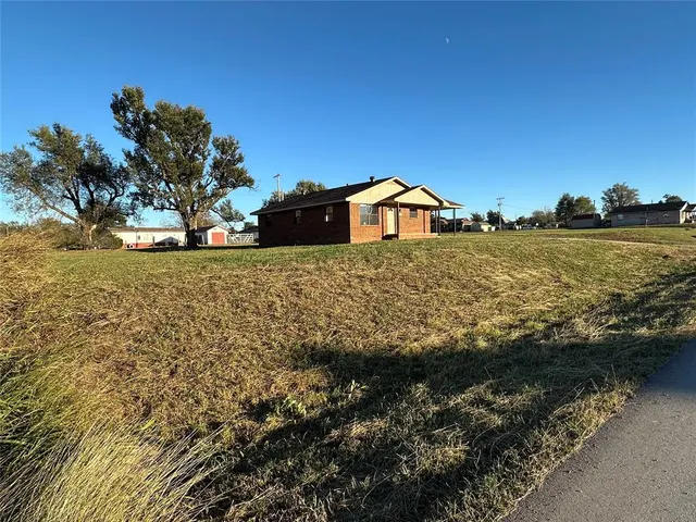 Photo 2 — 416 S County Line Road, Geary, OK 73040