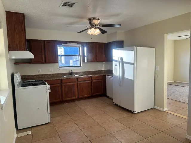 Photo 4 — 416 S County Line Road, Geary, OK 73040