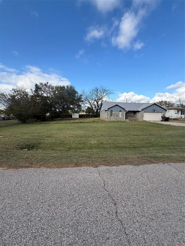 Photo 4 — 209 W Park Street, Tecumseh, OK 74873