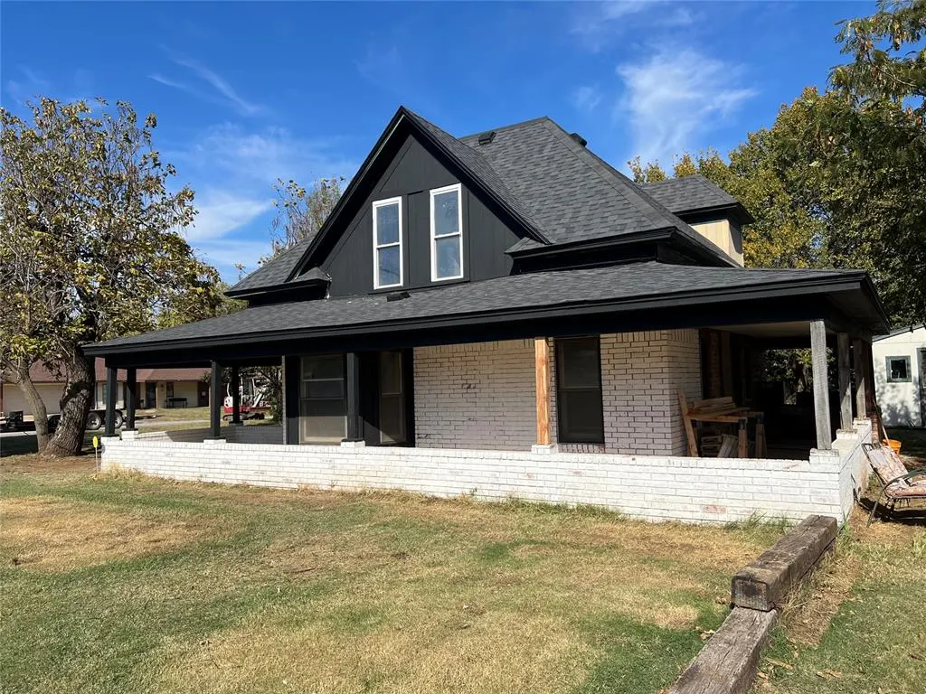 Photo 2 — 306 E Elm Street, Hinton, OK 73047