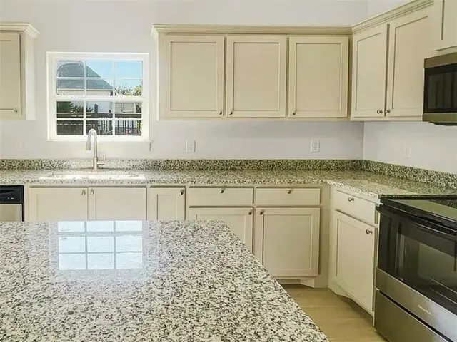 Photo 4 — 410 NW Arlington Avenue B, Lawton, OK 73507