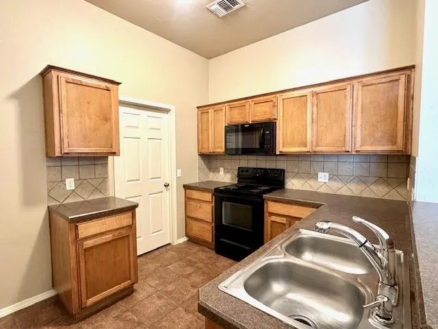 Photo 5 — 9500 SW 25th Street, Oklahoma City, OK 73128