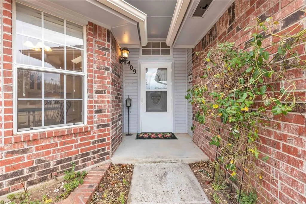 Photo 2 — 409 Whitehouse Lane, Edmond, OK 73003