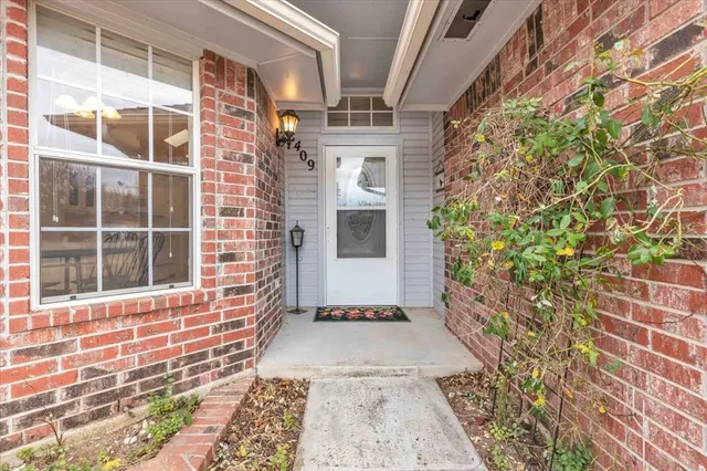 Photo 2 — 409 Whitehouse Lane, Edmond, OK 73003