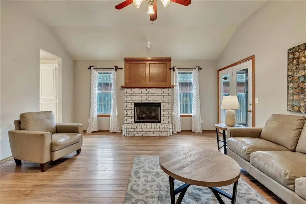 Photo 4 — 409 Whitehouse Lane, Edmond, OK 73003