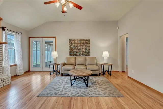 Photo 5 — 409 Whitehouse Lane, Edmond, OK 73003