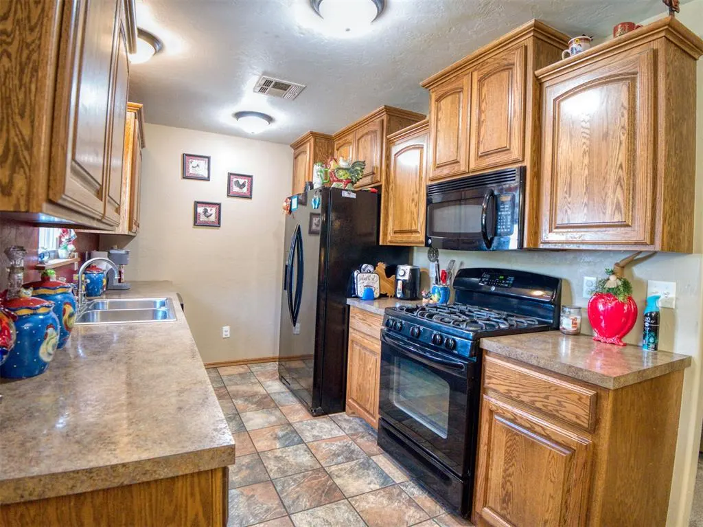 Photo 12 — 416 Donna Lane, Prague, OK 74864